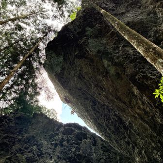 鬼岩にクライマー🧗俺には出来ん