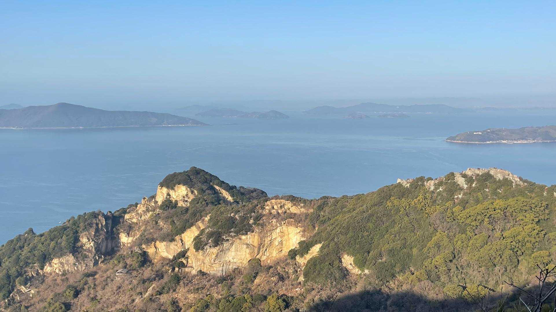 開けた場所から心経山(右)が見えて来た😍
左は「青木石」の採石場の山です。
かつて大阪城を築いた巨大な石もかつてこの島で採掘されたようです。