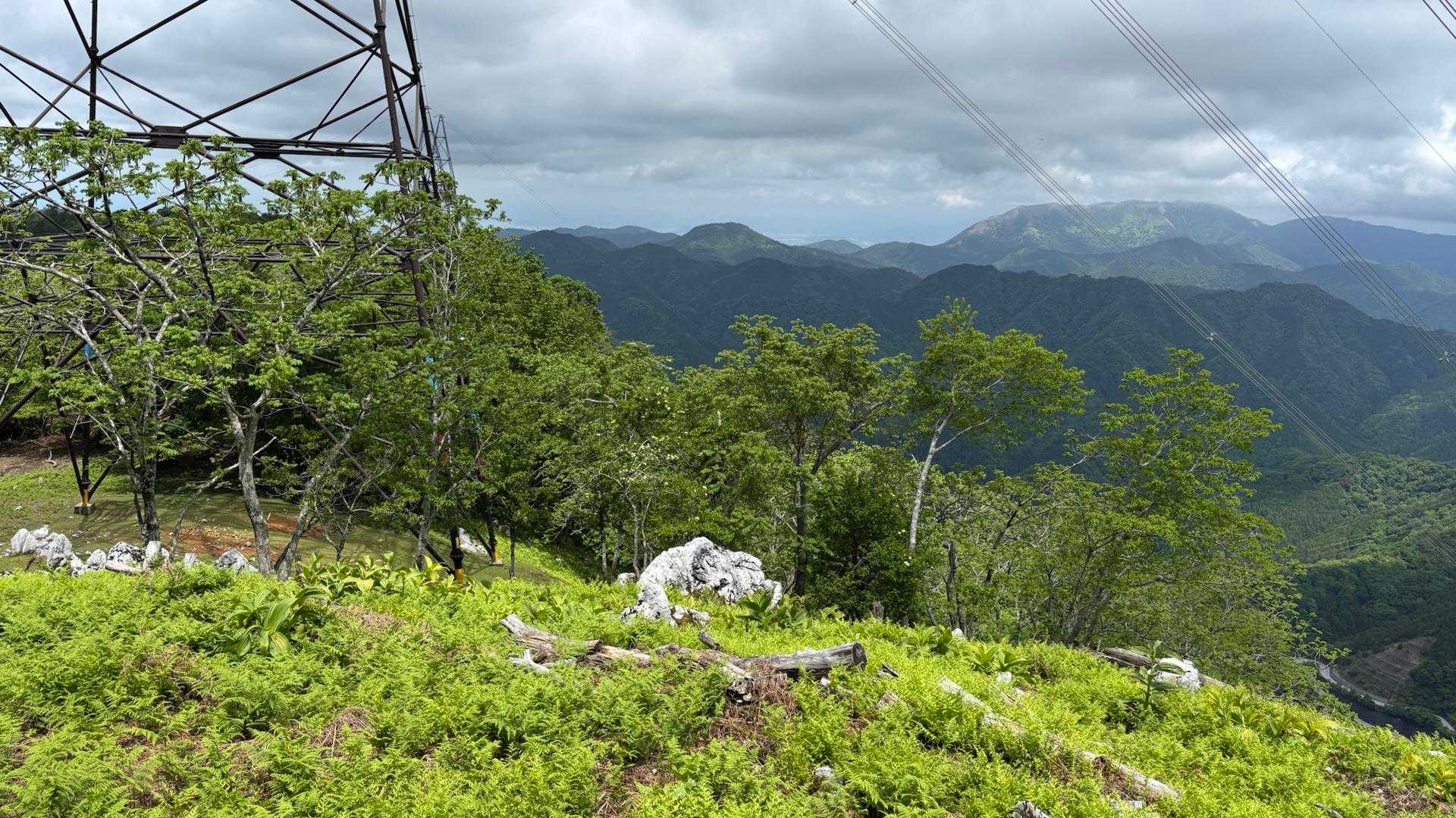 鉄塔のそばの開けたところでお握り休憩　霊仙山がよく見えます