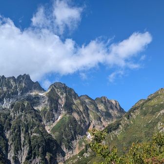 池ノ平小屋へ向かう道中からもこの絶景✨
池ノ平山と小窓ノ王、チンネ
