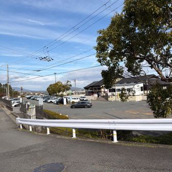 二上山ふたかみパークからスタート。
祐泉寺さんまでの道の途中、
すでに下山してきたハイカーさんと
たくさんすれ違う😅
わたしが最後か⁉️