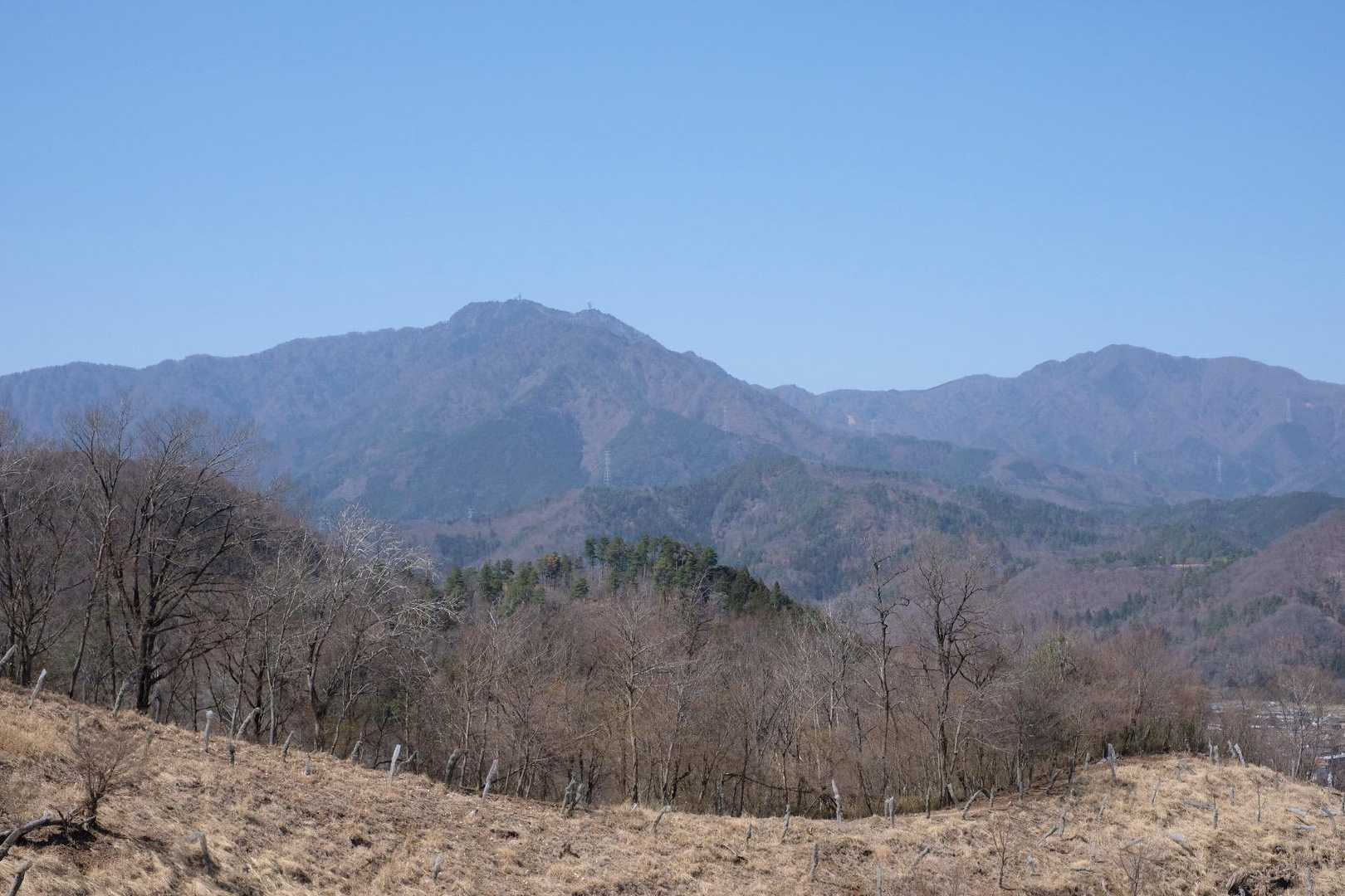 急に景色が開けて三ツ峠山がよく見えた