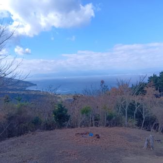 ⑩頂上から北西(駿河湾)方向の眺望🔭
この後の移動時間と高根山のコースタイムも不明なので速やかに下山。