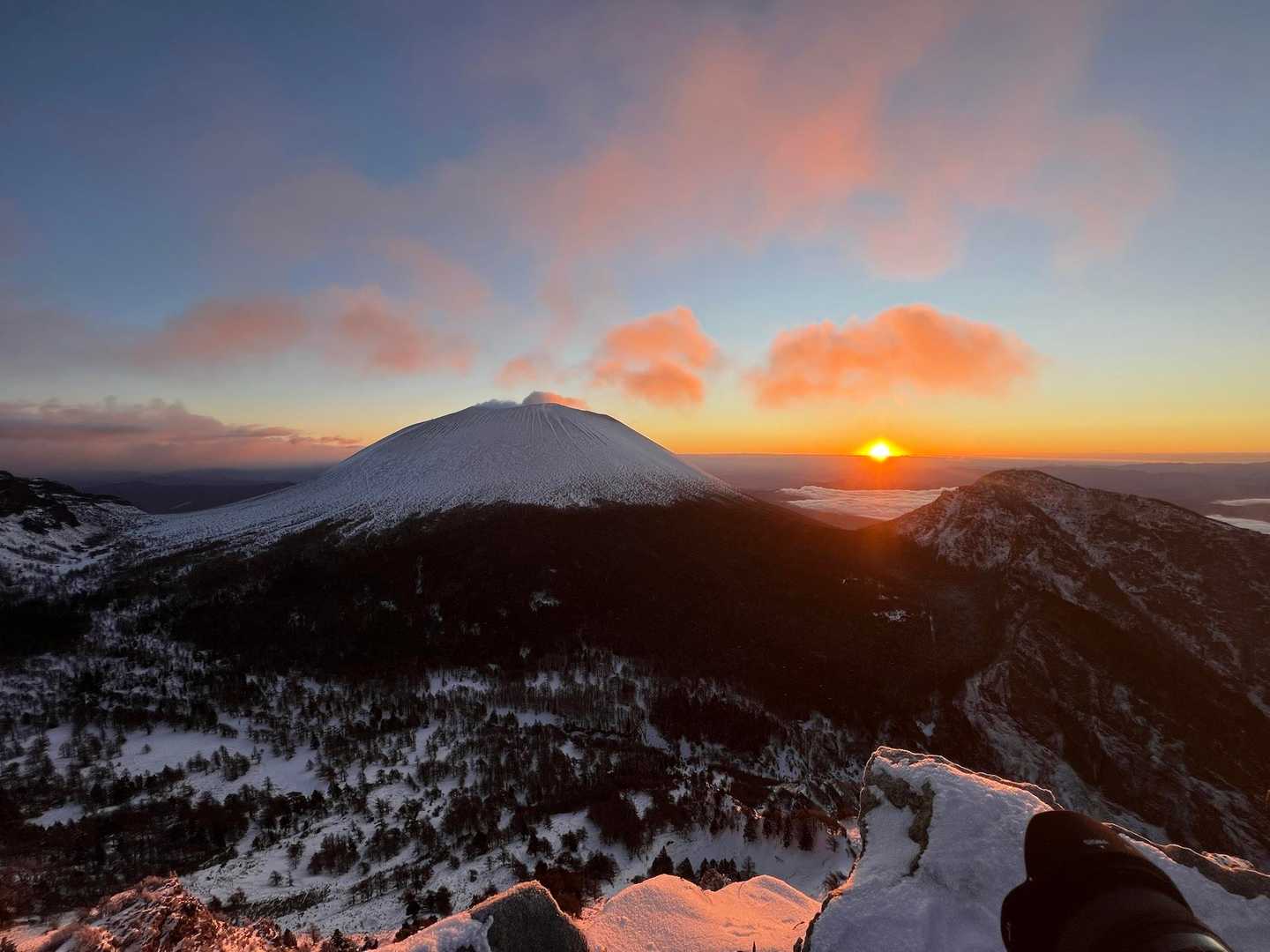 今年もよろしくお願いします🎍登り初めは初日の出🌅を見にトーミの頭へ🏔️車坂山・槍ヶ鞘・トーミの頭 / ハルセロナ📷さんの浅間山・黒斑山・篭ノ ...