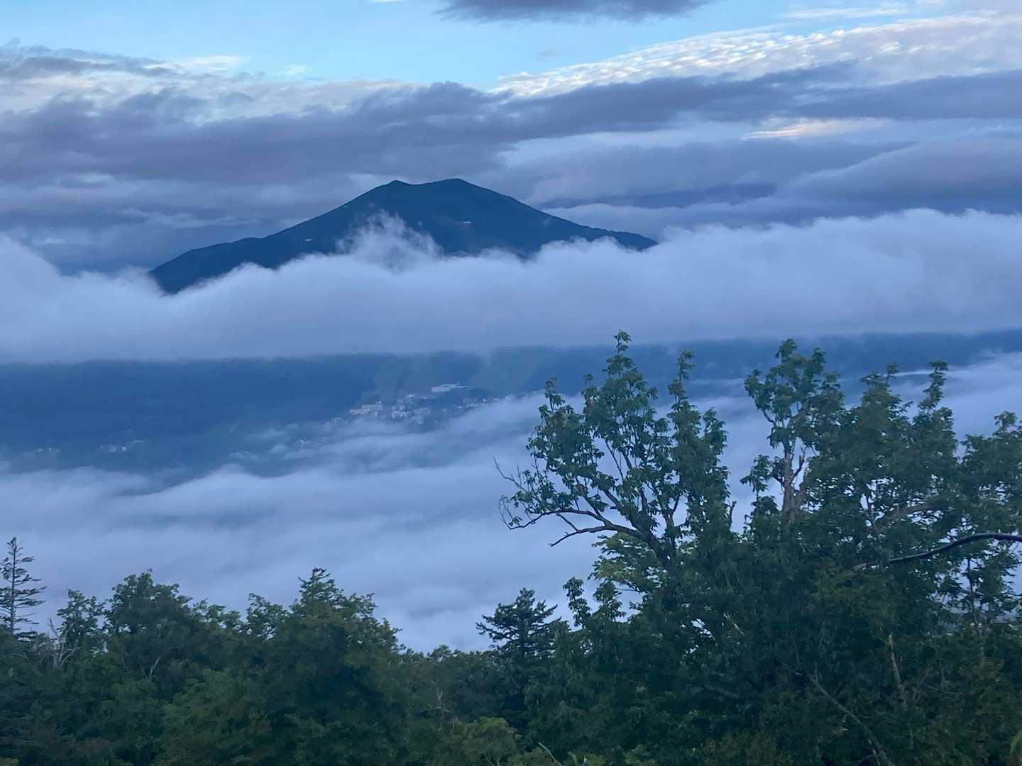 雲海から顔出したニセコアンヌプリ💕
素敵な山行になりそうな予感💓