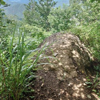 山から突出した天狗岩
