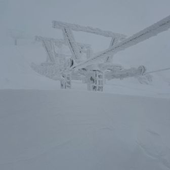 んー
でもこの時間で八合目に来れるとは思っていませんでしたので、九合目へ向かいます
そのままスノーシューで直登します