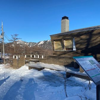 正月休み最終日の日曜日でビジターセンターの駐車場は満車の表示
でも、2台ギリギリ停まれそう…って事で置けました