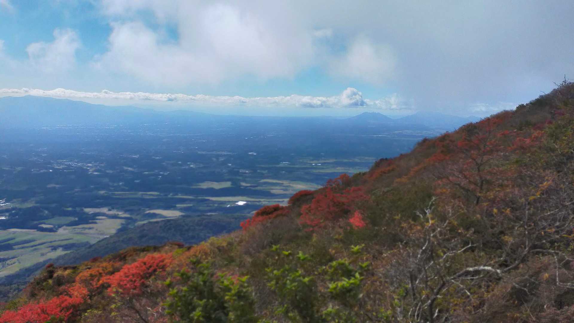 ここまで降りると、ガスも抜け
根子岳を奥に紅葉を嗜む