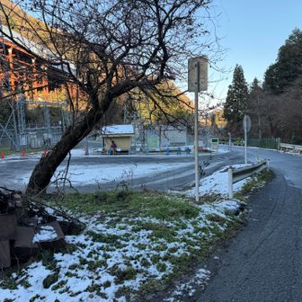 小仏バス停。ここも雪がかなり残っています。