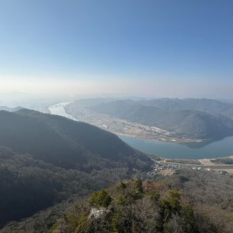 まだ緩やかな霞