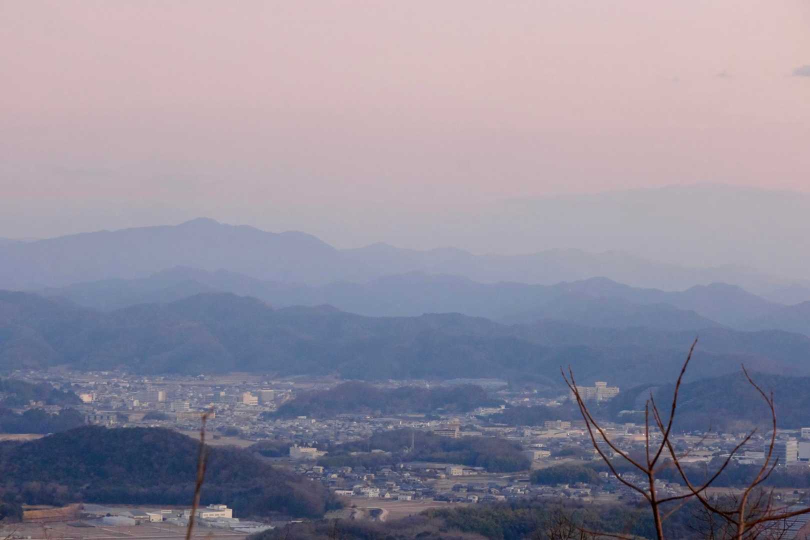 奥に笠形山と千ヶ峰です
霞んでますが