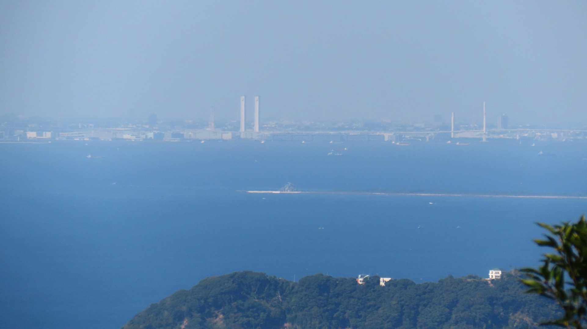 真ん中に富津岬　明治百年の塔