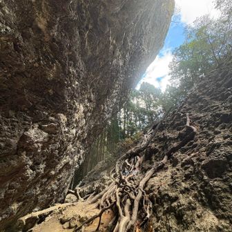 鬼岩の横を通って