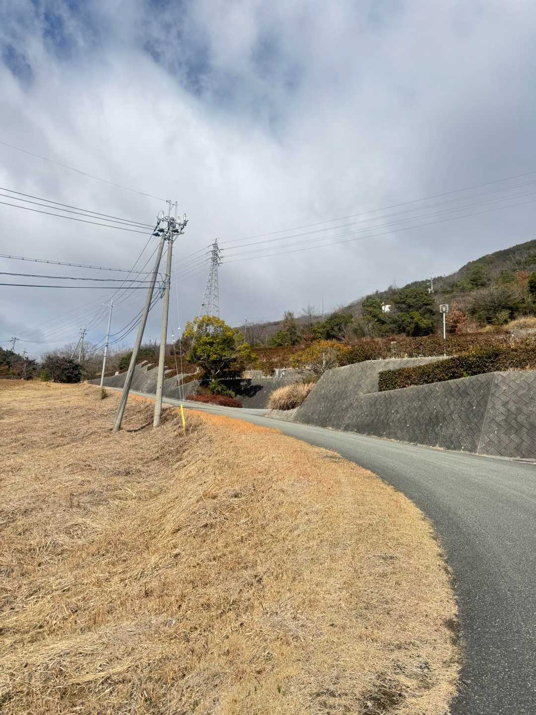 登り出しはｱｽﾌｧﾙﾄの坂道。
右側は墓地になってます。