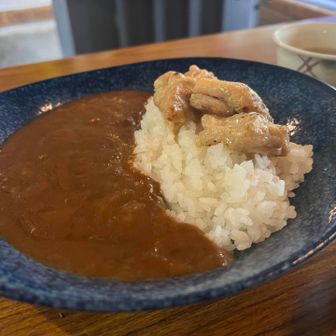 昨日に引き続きオーレン小屋でランチ😋
ゴロゴロチキンカレー🍛
小屋に着いた頃から雨がザアザアに☔