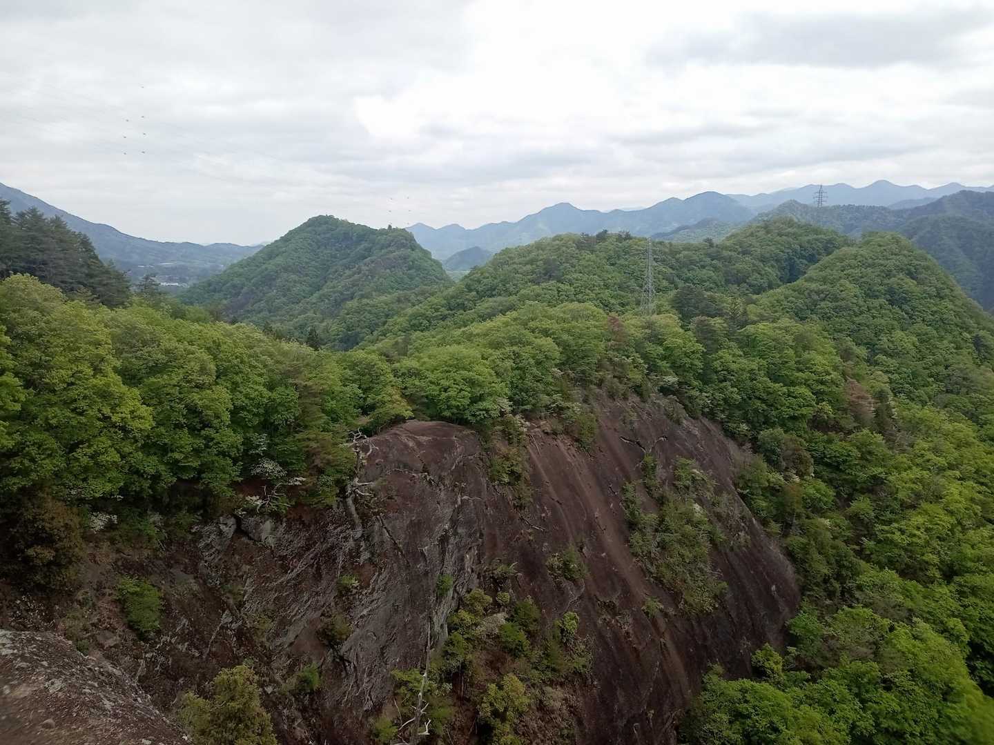 今まで歩いた稜線を振り返る事ができるので、達成感がありますね😊