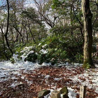 南宮山　山頂に向かいます。
山頂近くには雪がありました❄️