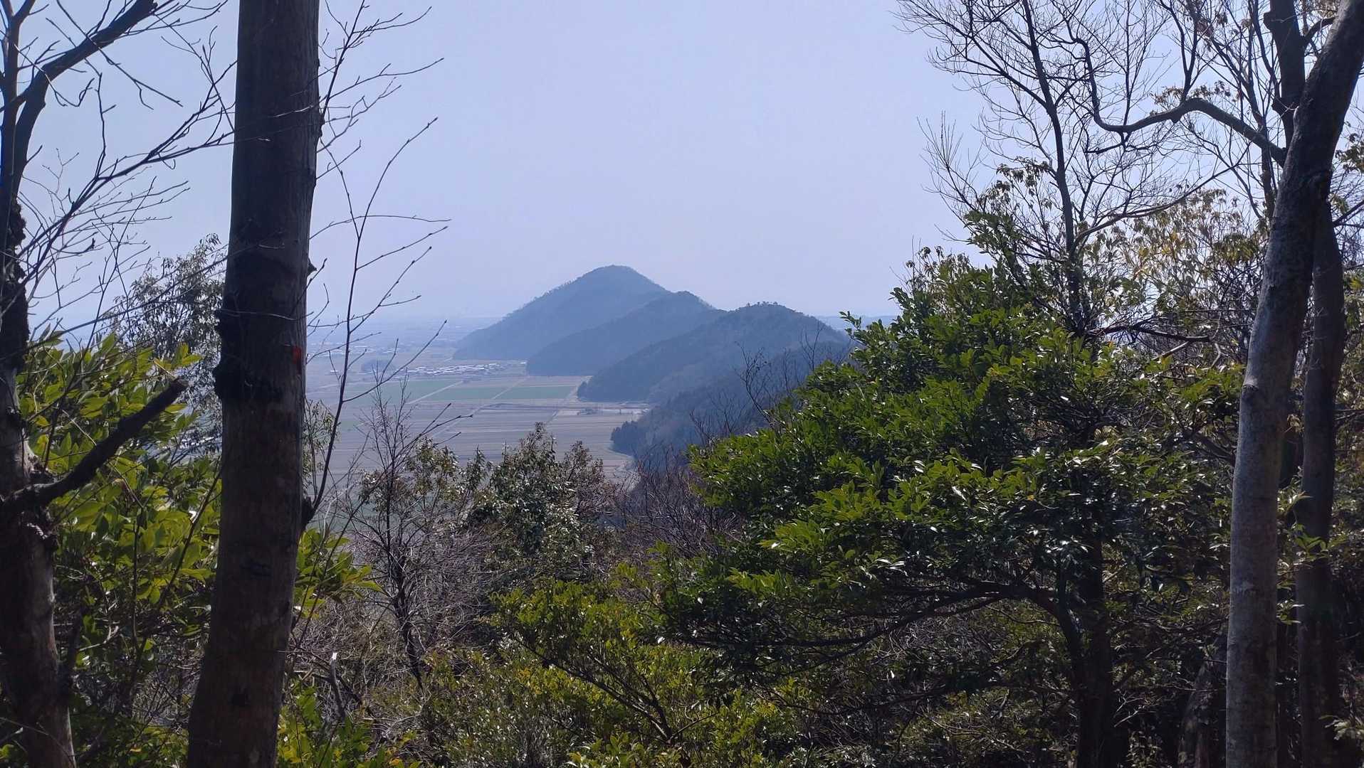 休憩後出発、途中山並みが見える場所ありました。一番向こうが山本山です。まだ4つピークが見えるのですが…