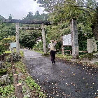鳥居のある金ヶ嶽登山口