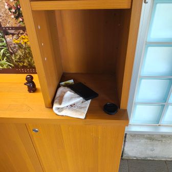 トイレの脇の休憩スペースの飾り棚
忘れ物置き場のようになっていたので右下の一角に置きました。
持ち主に戻る事を祈りつつ、、、