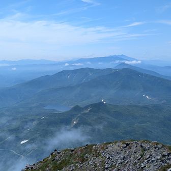 羅臼岳山頂から羅臼湖・斜里岳方面を望む
