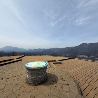 三湖台はいいですね．樹海，西湖，富士山のワイドスクリーン．