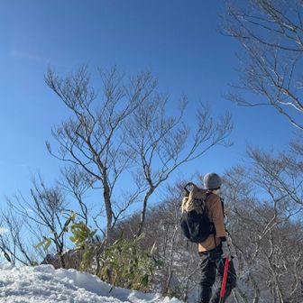 山頂で上着着るくらいであとは薄着でよい暖かさ