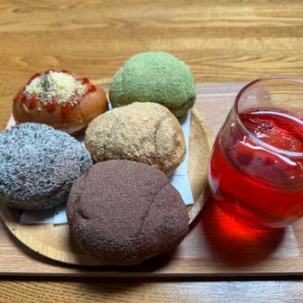 名物揚げパンとコケモモジュース