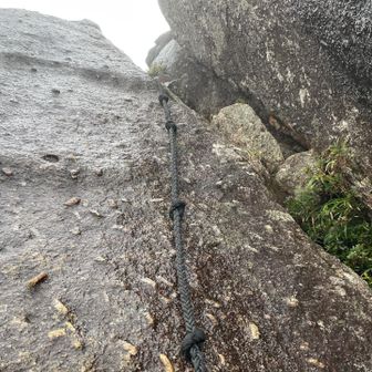 山頂は大きな岩で、このお助けロープで登ります。