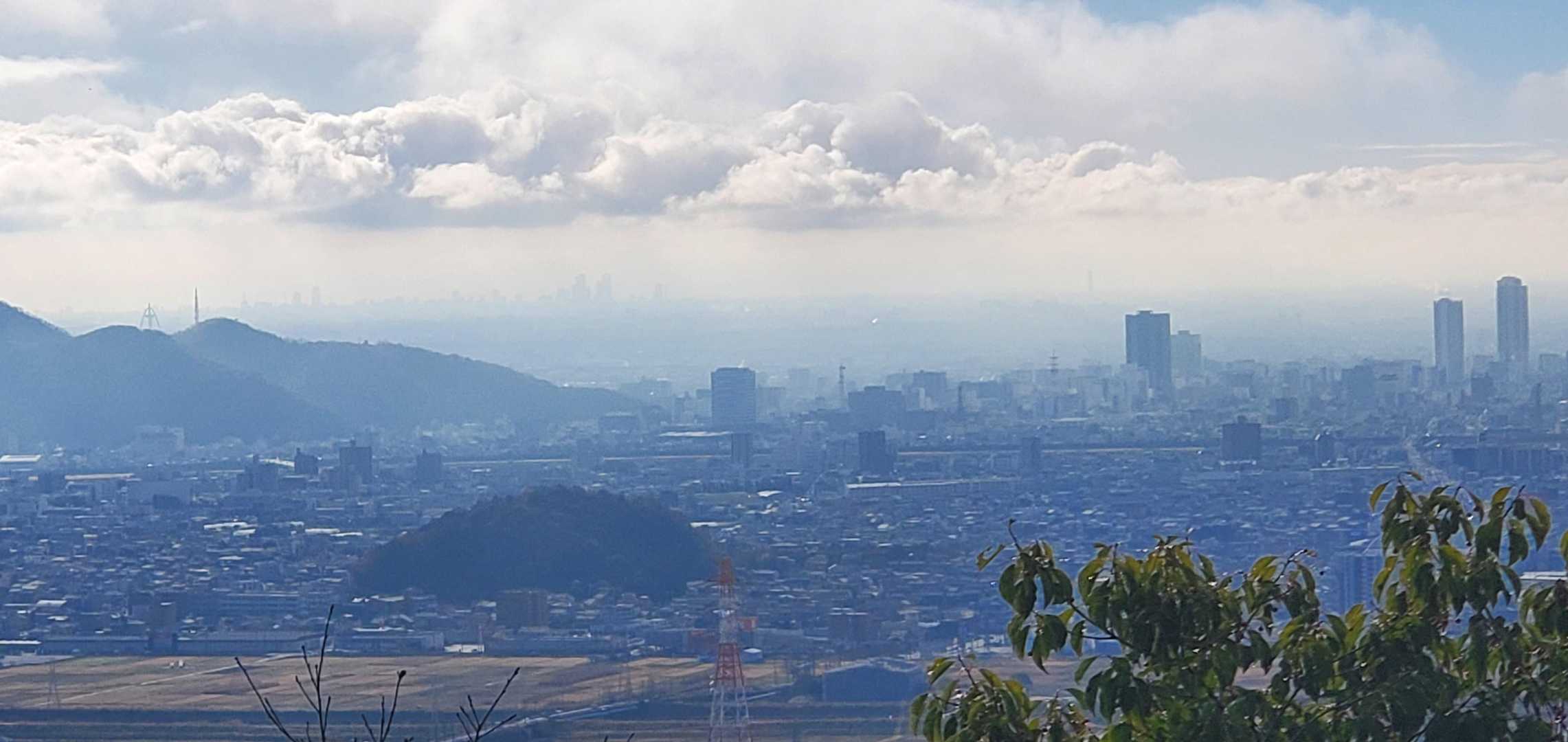 岐阜駅前のビルの左に～