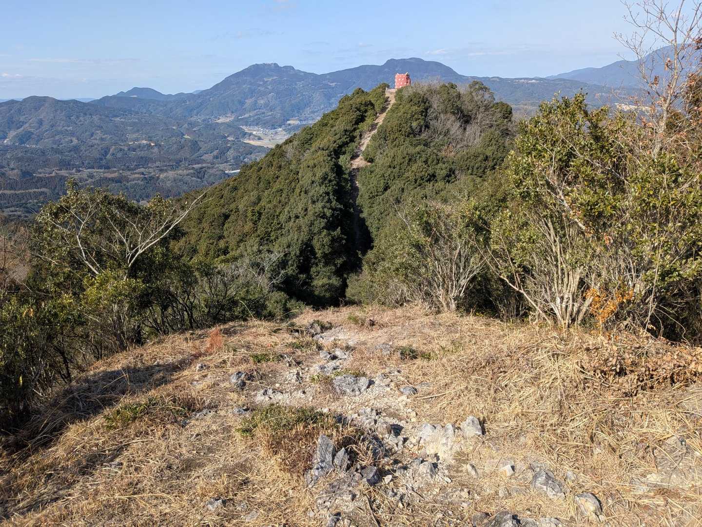 鬼ノ鼻山山頂から、鬼の展望台が見えてきました