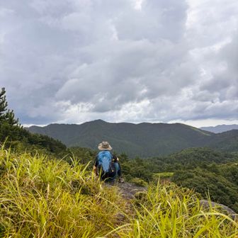 途中、岩場で休憩します
良い風が吹き抜け、気持ちいい😗
