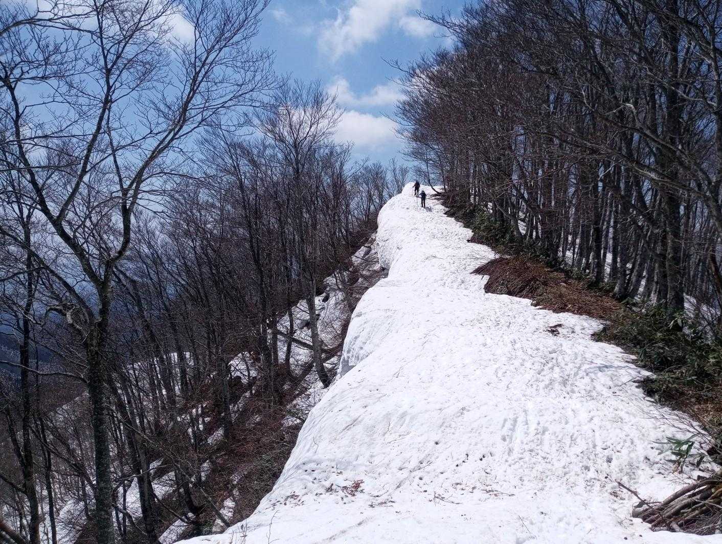大明神岳の手前の雪庇です。気温上昇でもうそろそろ崩れそうですね。
