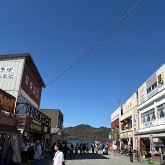 戻ってきました！お土産屋さんなどお店が多くあります