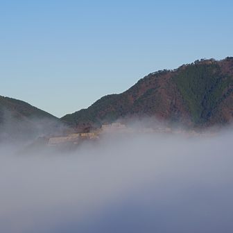 第二展望台まで降ると雲海で竹田城跡隠れちゃいました🤣
この雲海は見ている分には綺麗だったけど😄
これだけ濃いと帰り道となる麓は真っ白🌫️
ガスガスの中を安全運転で帰りました🚙