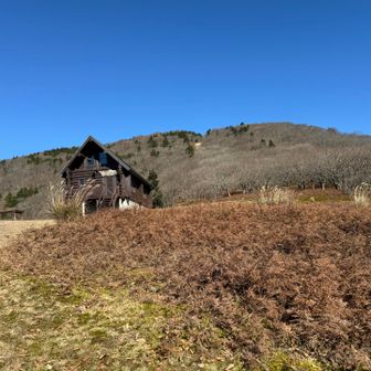 サザエさんハウスとして有名なあしび山荘（高校の施設）と水無山