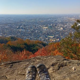 頂上からすこし降りた岩場

摘んだフユイチゴをつまみ、熱いコーヒーで休憩

日差しが暑い