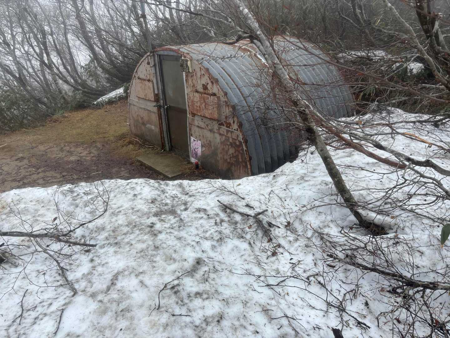 三ノ峰の小屋は雪から解放されてました🛖