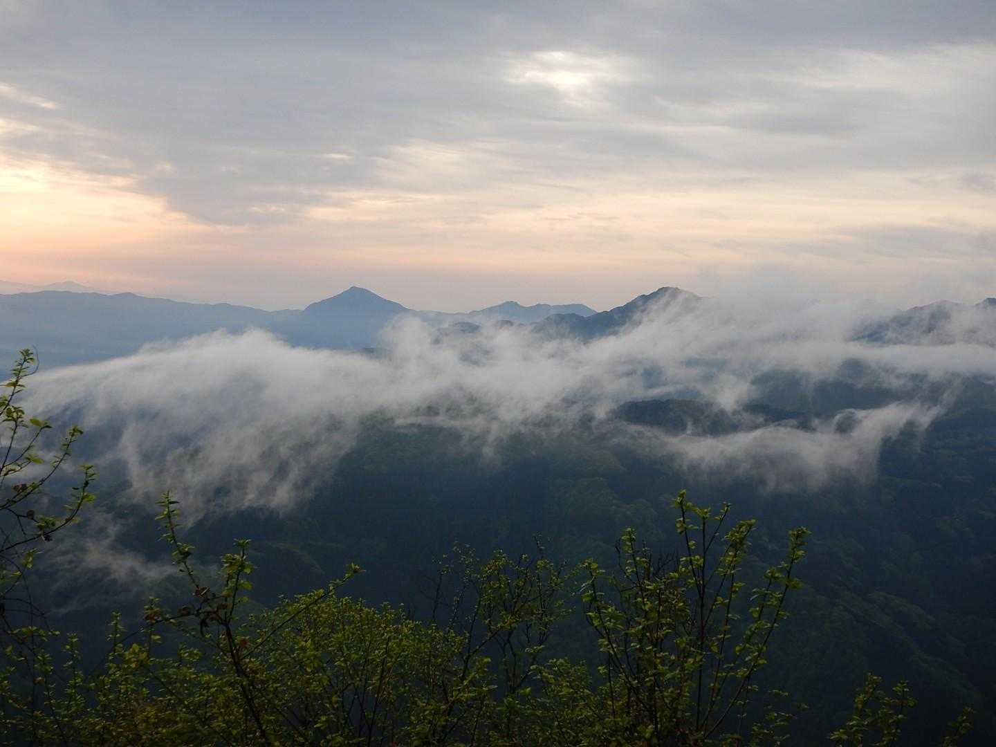 朝靄に浮かぶ武甲山