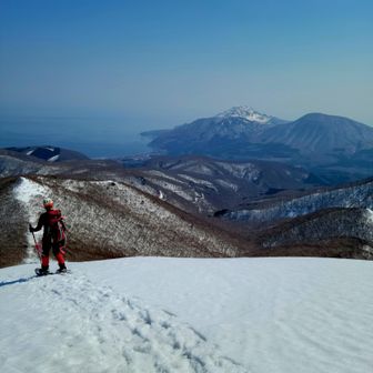 下山は尻滑りしたいが制御出来ず滑落しそうで左は
巨大クラックで限りなく危険⚠️
ゆっくり、ゆっくり🐌
一番緊張した😰