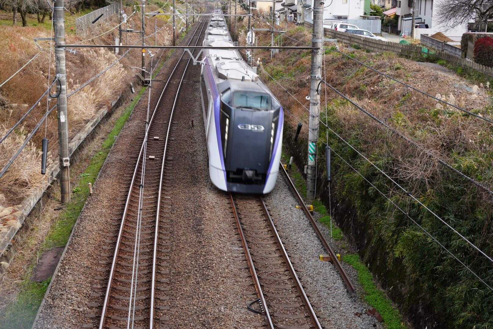 中央線を跨ぐ
偶然あずさが来ました