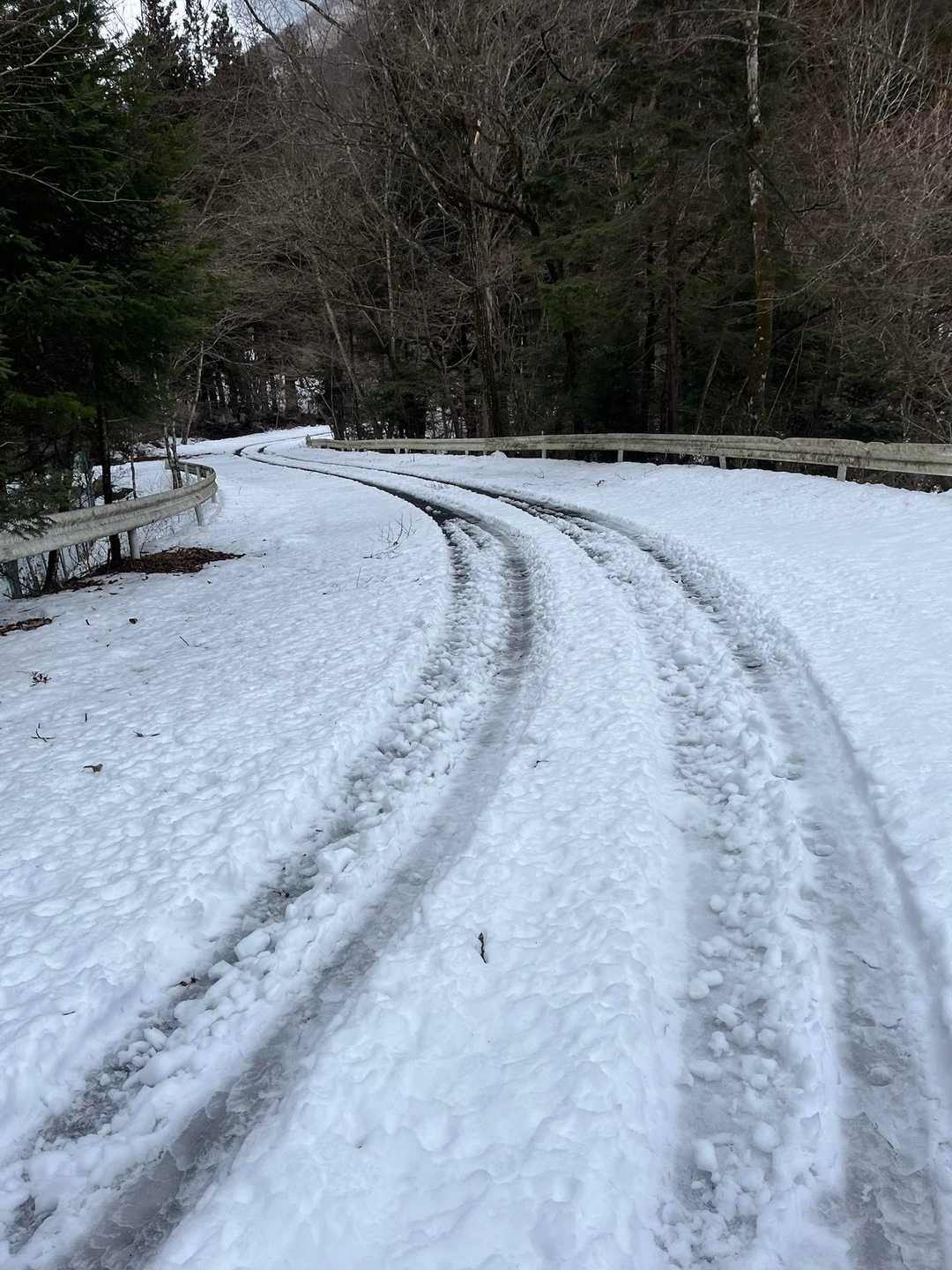県道まで降りてきました。
帰りはチェーンスパイクを装着して歩きました。
トレースがあったので下山は早かったが、途中ズボッと体ごと雪にハマったり、滑ったり、けど怪我なくこれたので良かったわ