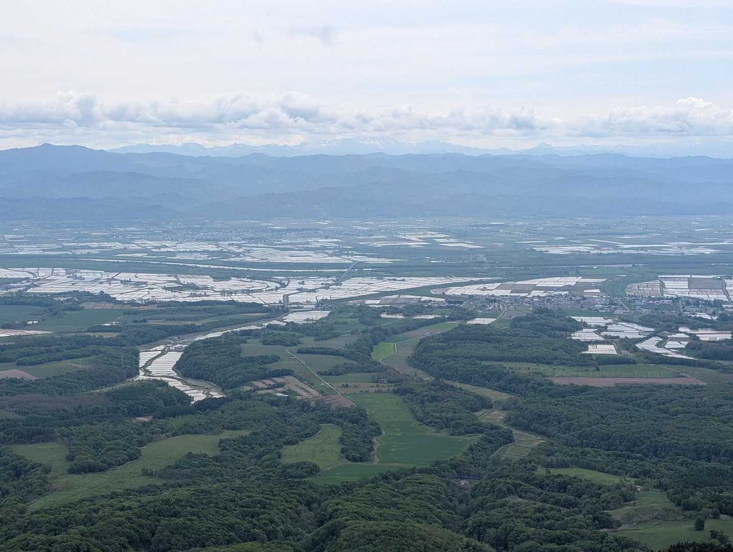 だけど、なんと清々しい😆

そこからの見晴らしは最高で、稲作の始まった水田がキラキラと輝いていた✨