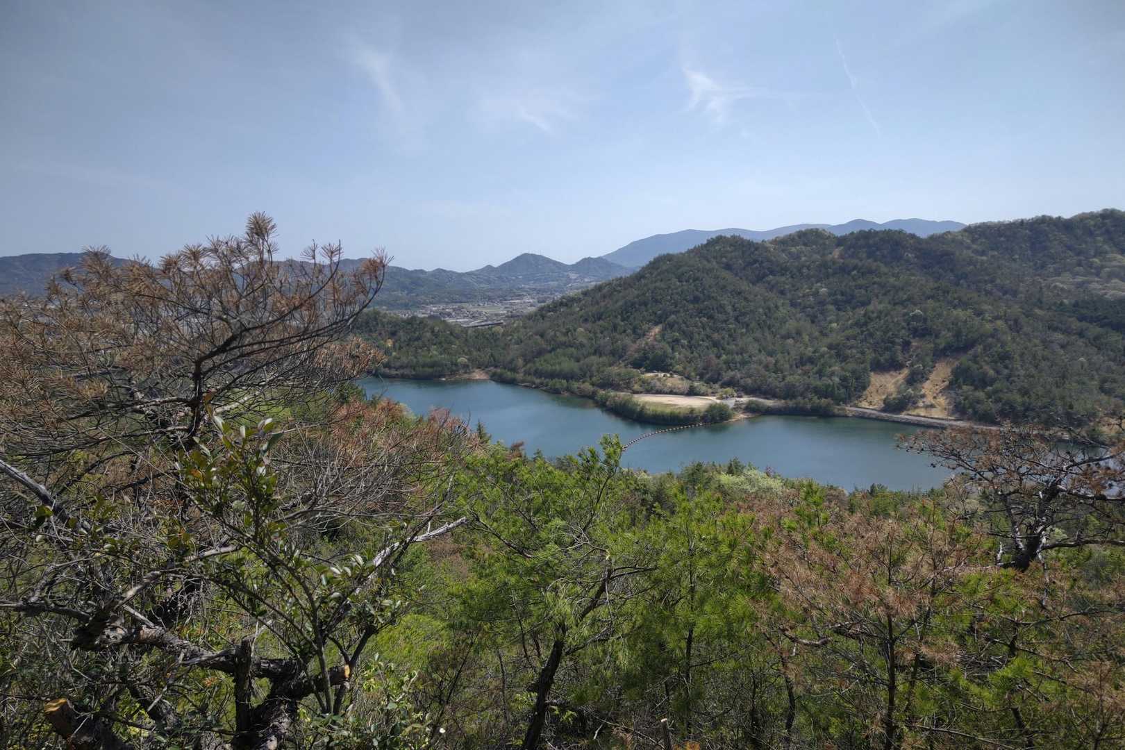 向山への登山道から見たダム湖