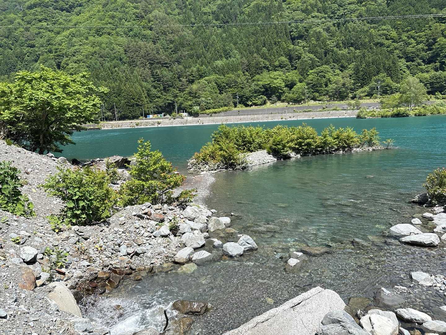 エメラルドグリーンの奈良田湖
2人の汗が流れ込みました😘