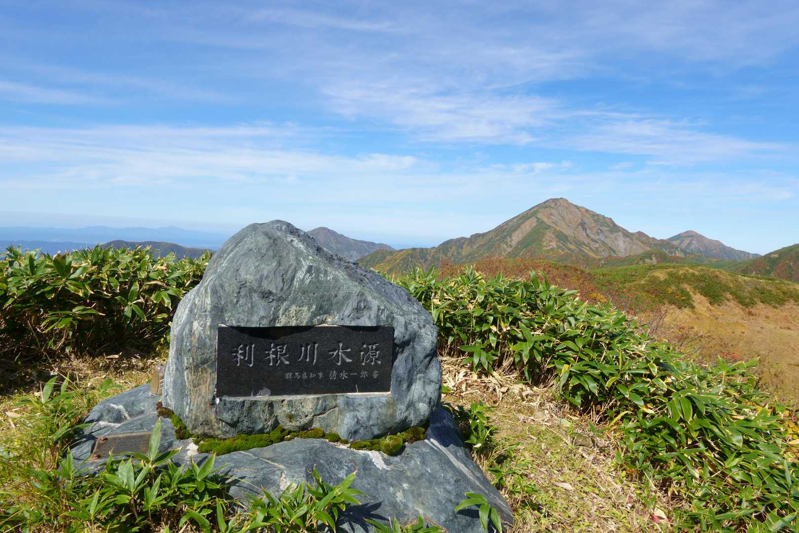 利根川源流。この稜線は太平洋と日本海の分水嶺
