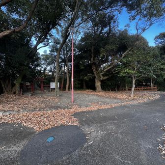 59　新宮山　69.0m
No.57
公園の敷地の木にぶら下がっている木札が山頂標。