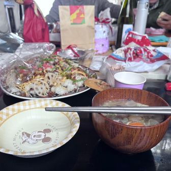 おいで〜の声に　はい喜んで。と甘えて参上🫡

は〜い🙌小屋🛖着🕺

着いたらすぐ食べれてしまうお殿様待遇👸
据え膳すんません🙇

嬉しすぎるぅぅぅ😭
美味しそうな物だらけ✨✨
でもそれより「お疲れさんっ待ってたヨォ☺️」
って皆さんの笑顔❤️癒される❤️
嬉しくて嬉しくて嬉しすぎました😭

夜勤明け　体染み入る　牡丹鍋
byなちぞう心の俳句　笑

牡丹鍋、野菜めちゃくちゃ入っててサイコー
しかも　ばら寿司が✨✨✨
これまた超うま　めちゃ具沢山で料亭の味
手作りロールケーキも沁みた🍰

皆さんの愛情いっぱい手作り料理に感謝✖️10000🙏