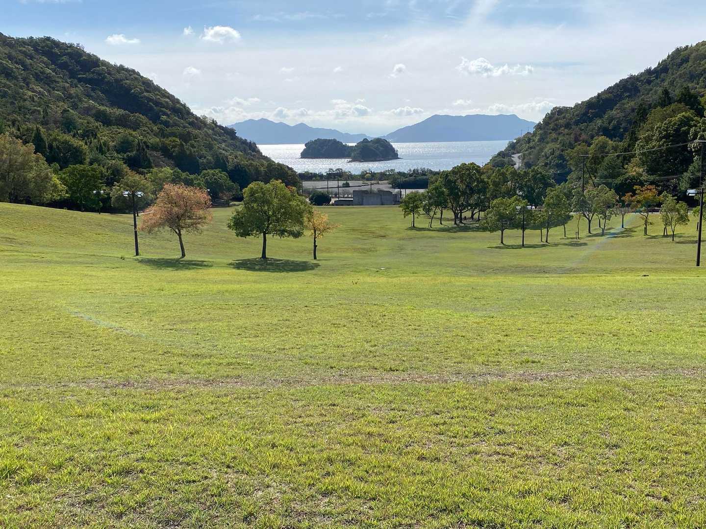 相方は覚えてないと言うけど、この芝生広場でバドミントンをして遊んだような気がするんだけどなあ🤔